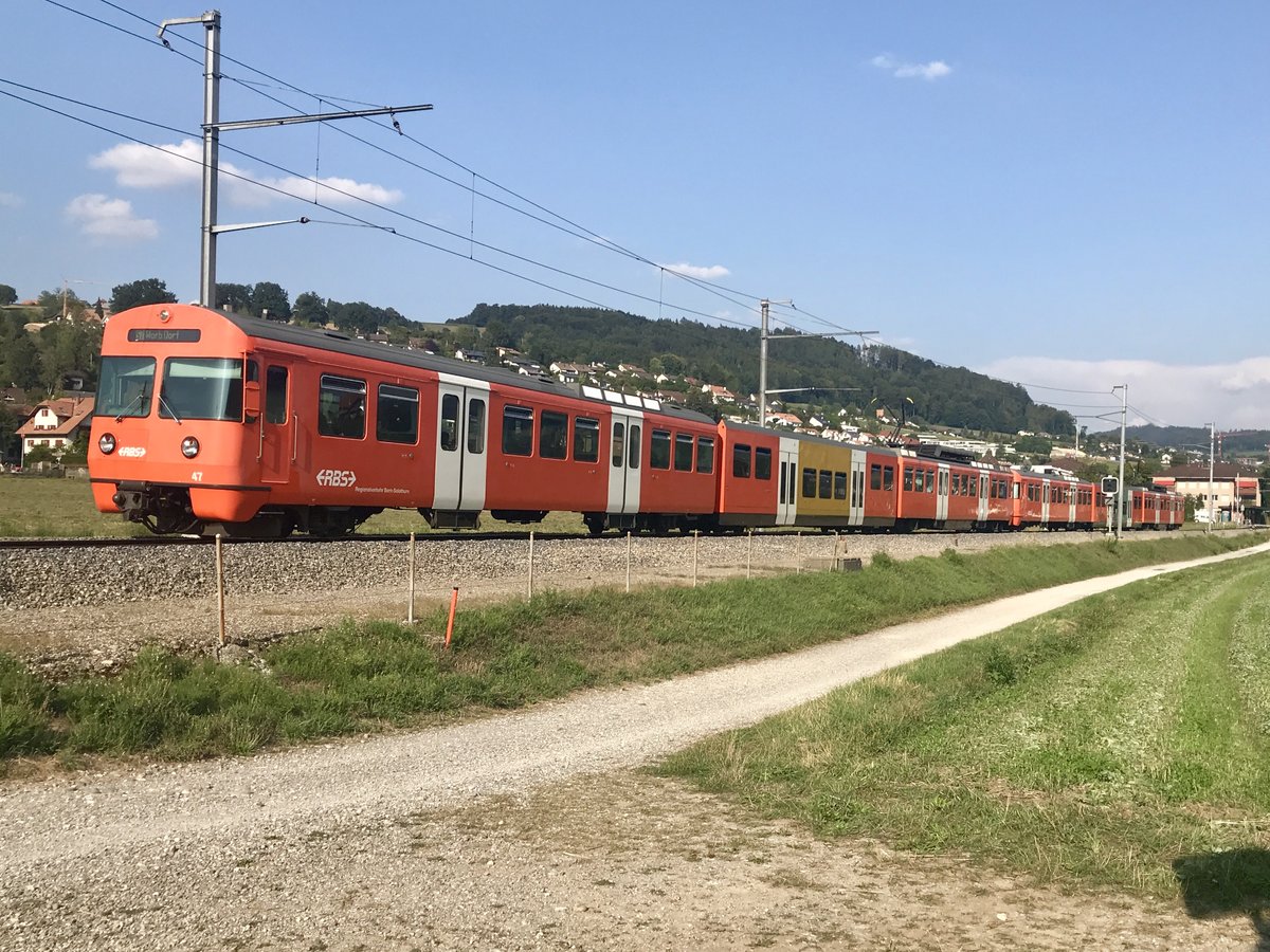 Nachschuss vom Mandarinli Be 4/12 47 in Doppeltraktion mit Be 4/12 51 die am 21.8.18 nach Worb unterwegs sind, zwischen Deisswil und Stettlen.