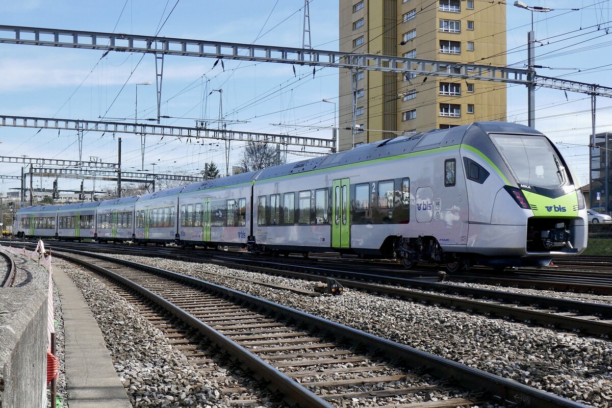 Nachschuss vom MIKA RABe 528 127 der zur Zeit der neuste im Planeinsatz ist (Übernahme 17.3.23) am 22.3.23 bei Bern Holligen.