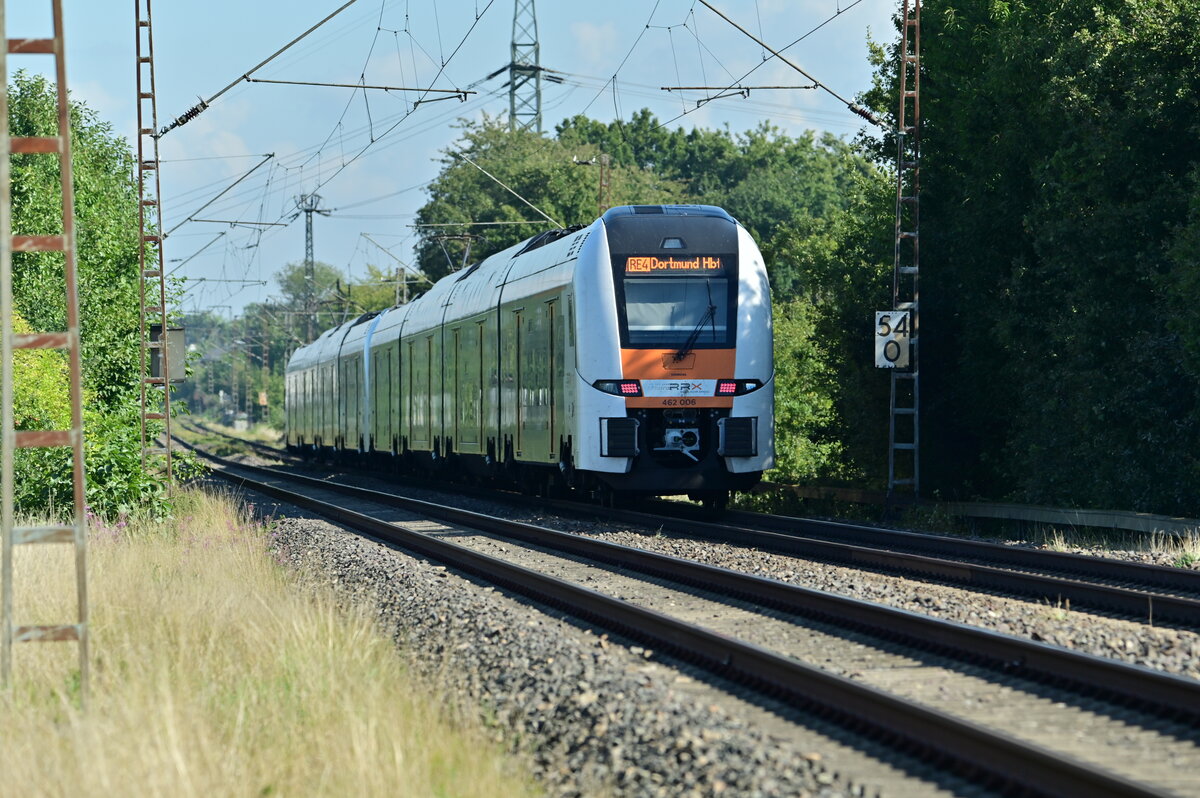 Nachschuß mit dem Teleobjektiv auf den 462 006 der an Zugschluß eines RE4 nach Dortmund läuft wie der Zielanzeiger unschwer erkennen lässt. 21.9.2022