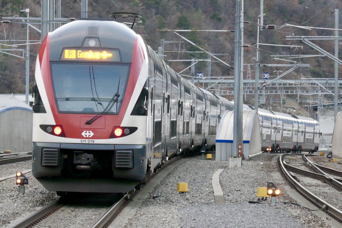 Nachschuss nach der Ausfahrt in Visp, RABe 511 019 und 116, am 25.12.18.