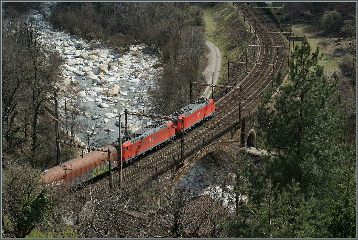 Nachschuss: Nicht ganz so mein Ding ist jedoch ein Nachschuss auf einen Güterzug, doch in diesem Fall lohnte es sich abzudrücken, auch - so denke ich - auch das Zeigen des Bildes. 
Zwei DB 185 mit einem Güterzug in der Biaschina auf der Fahrt Richtung Süden.
3. April 2013