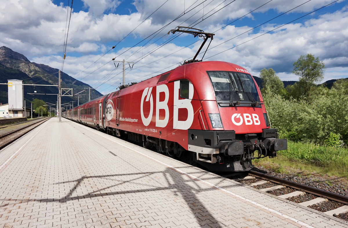 Nachschuss vom  ÖFB-railjet  mit 1116 225-4 am Zugschluss, bei der Abfahrt in Greifenburg Weißensee.
Unterwegs war die Garnitur als railjet 632 (Lienz - Wien Hbf).
Aufgenommen am 20.5.2016