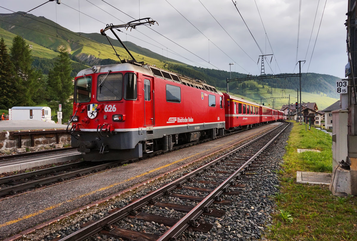 Nachschuss vom R 1868 (St. Moritz - S-chanf), mit Ge 4/4 II 626 am Zugschluss, bei der Ausfahrt aus dem Bahnhof Zuoz.
Aufgenommen am 22.7.2016.
