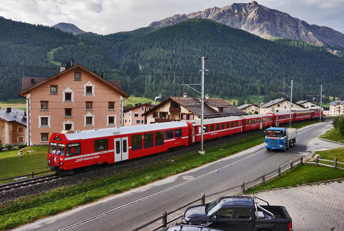Nachschuss vom R 1869 (S-chanf - St. Moritz), kurz vor dem Bahnhof Zouz. Zuglok war Ge 4/4 II 626  Malans .
Aufgenommen am 22.7.2016.
