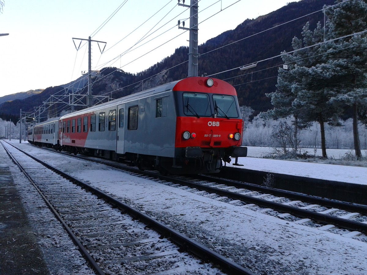 Nachschuss von R 4863 (Lienz - Spittal-Millstättersee) am 4.12.2015 bei der Ausfahrt aus dem frostigen Bahnhof Dellach im Drautal.