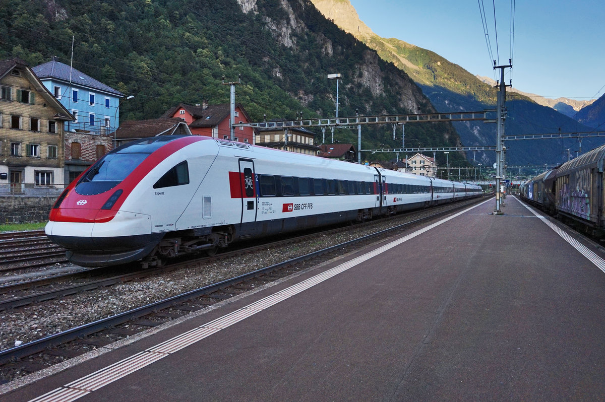 Nachschuss vom RABDe 500 022-4 unterwegs als ICN 885 (Zürich HB - Lugano),bei der Durchfahrt im Bahnhof Erstfeld.
Aufgenommen am 20.7.2016.