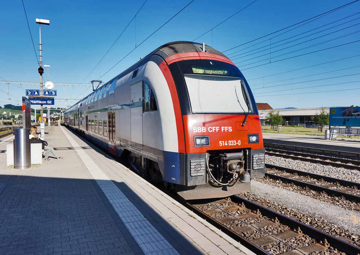 Nachschuss von RABe 514 033-0, bei der Ausfahrt aus dem Bahnhof Pfäffikon SZ.
Unterwegs war der Zug als S2 18232 (Ziegelbrücke - Zürich HB - Zürich Flughafen).
Aufgenommen am 19.7.2016.