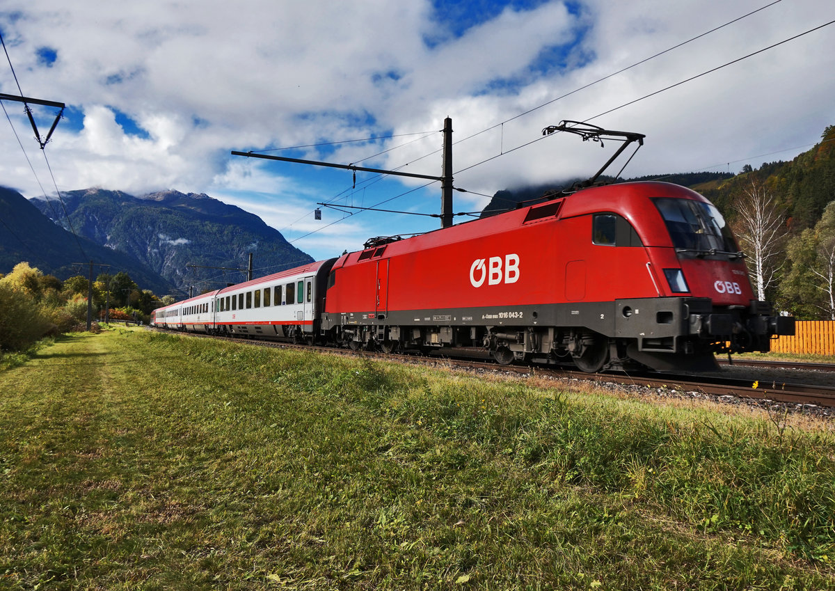 Nachschuss vom railjet 533 und dem Verstärkungszug D 15533 (Wien Hbf - Lienz). Zuglok war 1116 234-6 und Schublok war 1016 043-2.
Aufgenommen am 15.10.2016 bei der Ausfahrt aus dem Bahnhof Oberdrauburg.