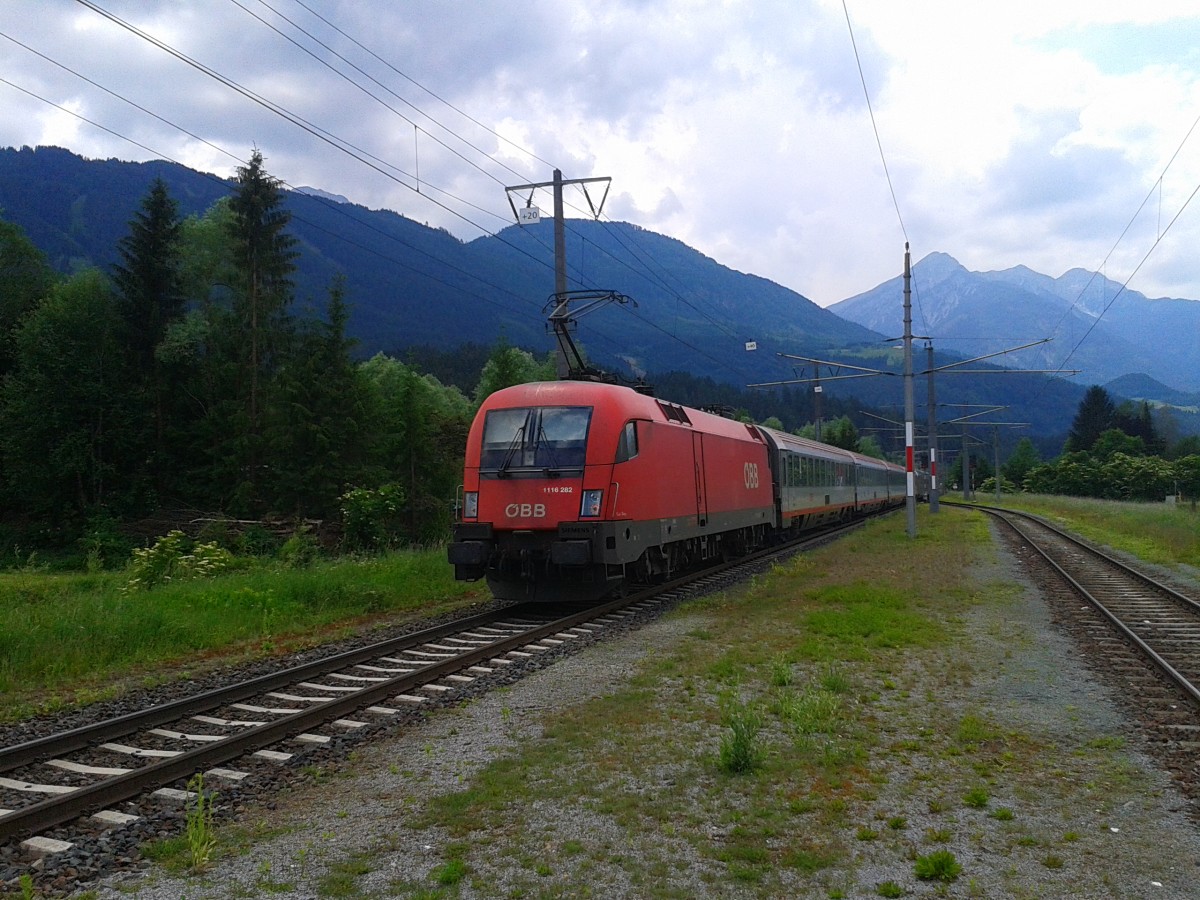 Nachschuss vom railjet 533 (Wien Hbf - Lienz). Hier zu sehen ist der mit dem railjet 533 vereinte D 15533 diesen die 1116 282 schob. (Greifenburg-Weißensee, 30.5.2015)