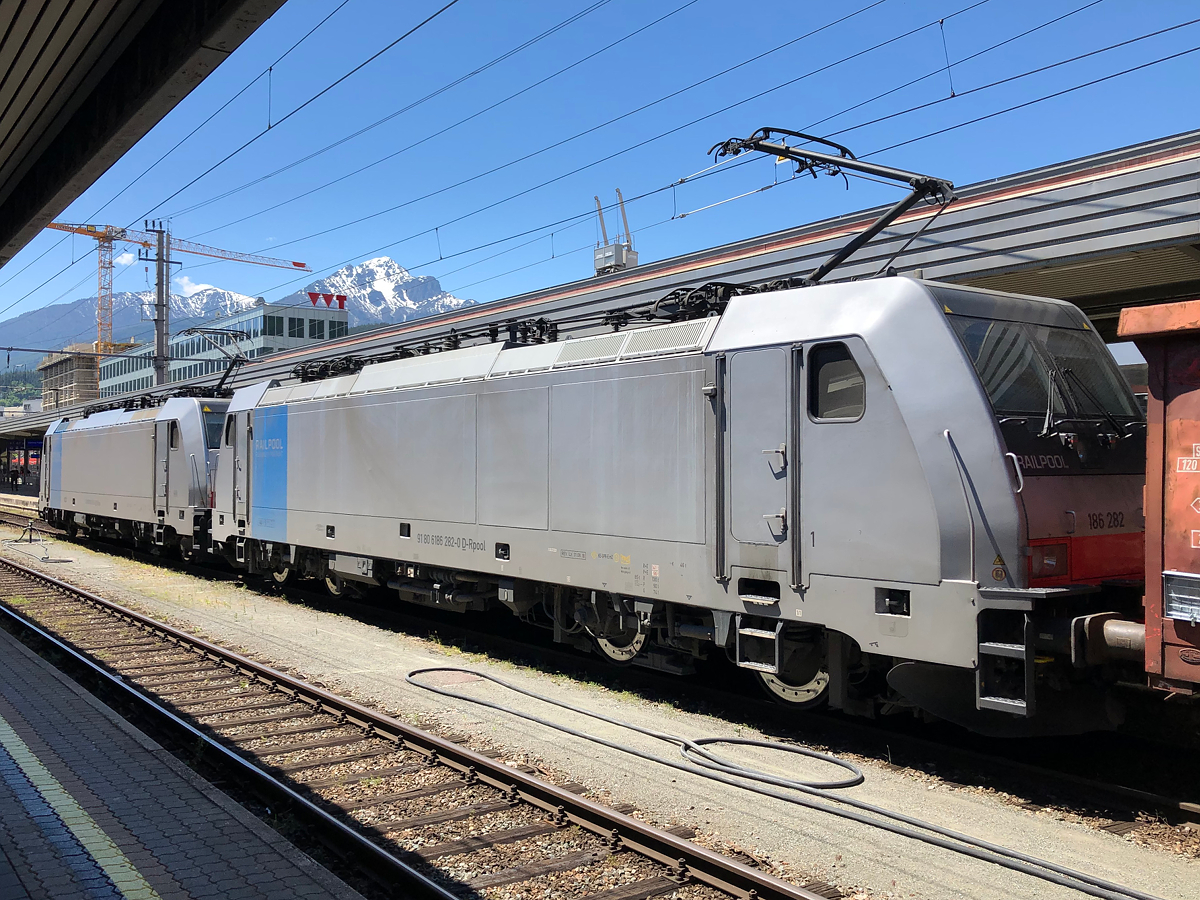 Nachschuss der Railpool 186 282 mit dem Schrottzug nach Italien. Innsbruck Hbf am 31.05.2021