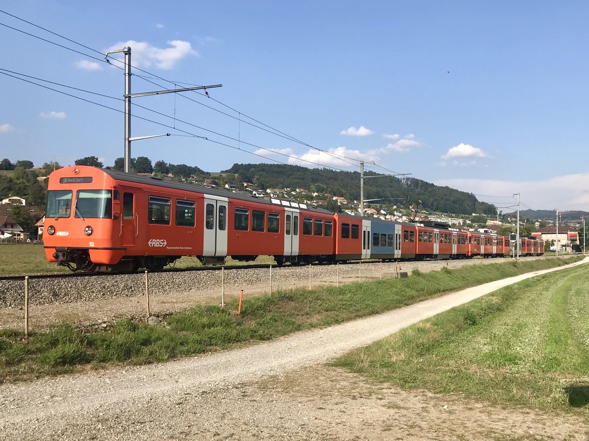 Nachschuss vom RBS  Mandarinli  Be 4/12 52 und dem Be 4/12 58 die am 21.8.18 als S7 nach Worb unterwegs, zwischen Deisswil und Stettlen.