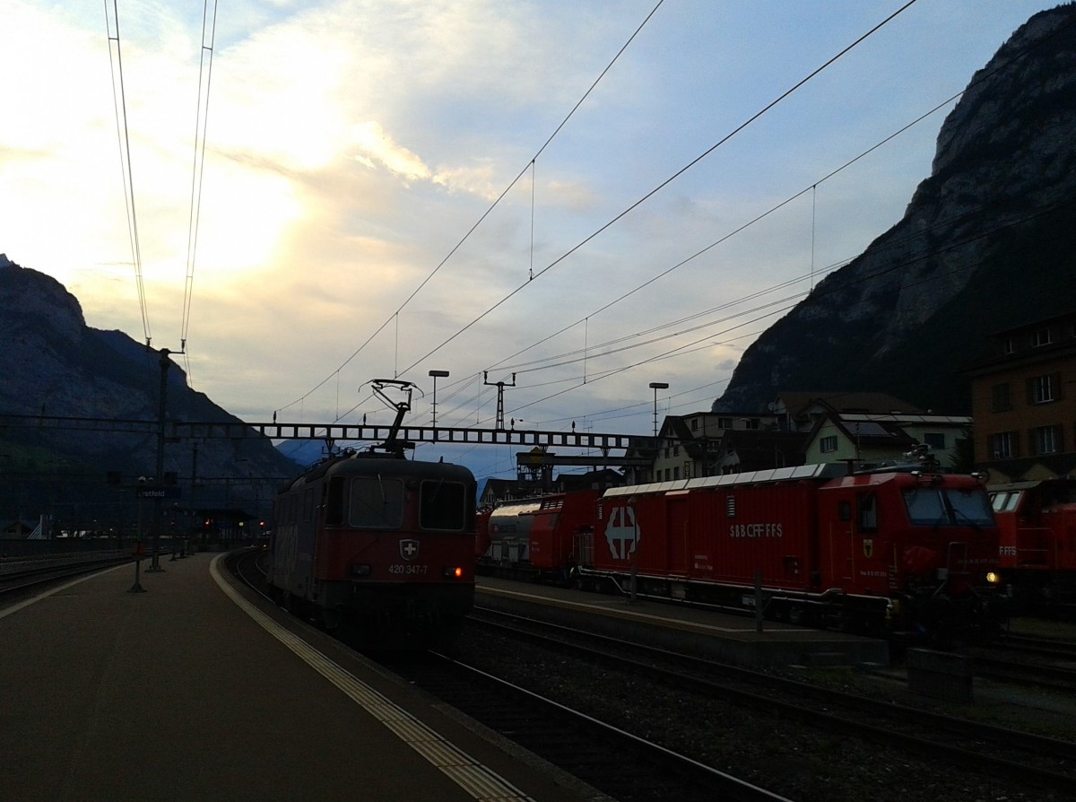 Nachschuss von Re 420 347-7 am Abend des 22.7.2015 bei der Durchfahrt in Erstfeld.