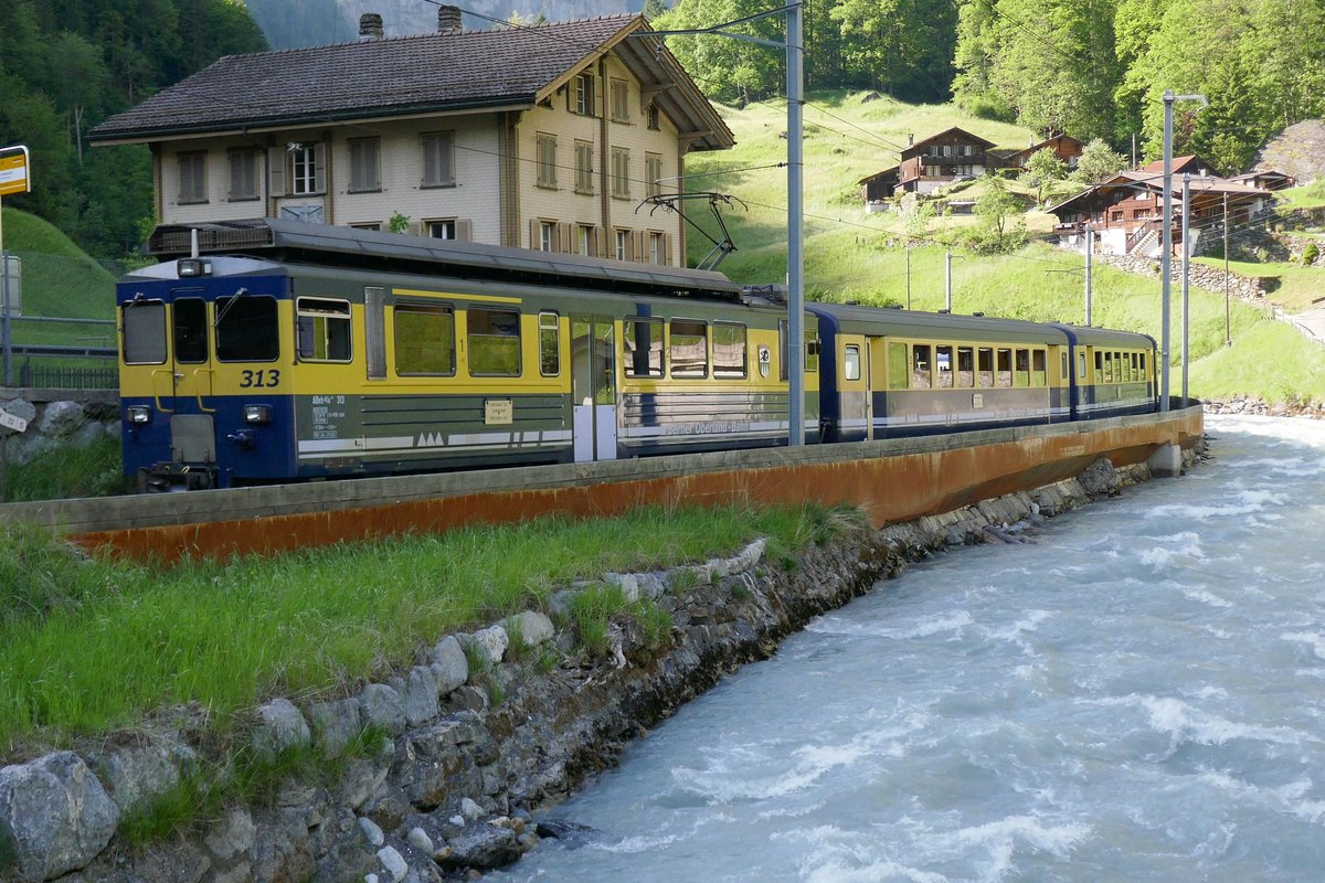 Nachschuss vom Regio nach Interlaken, mit dem ABeh 4/4 II 313  Lauterbrunnen  am Schluss, am 25.5.17 kurz nach Lauterbrunnen.