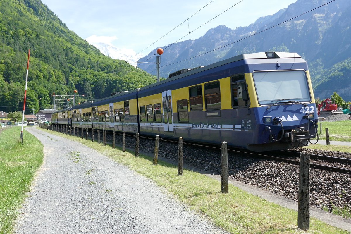 Nachschuss vom Regio nach Lauterbrunnen und Grindelwald am 25.5.17 beim Flugplatz Interlaken.