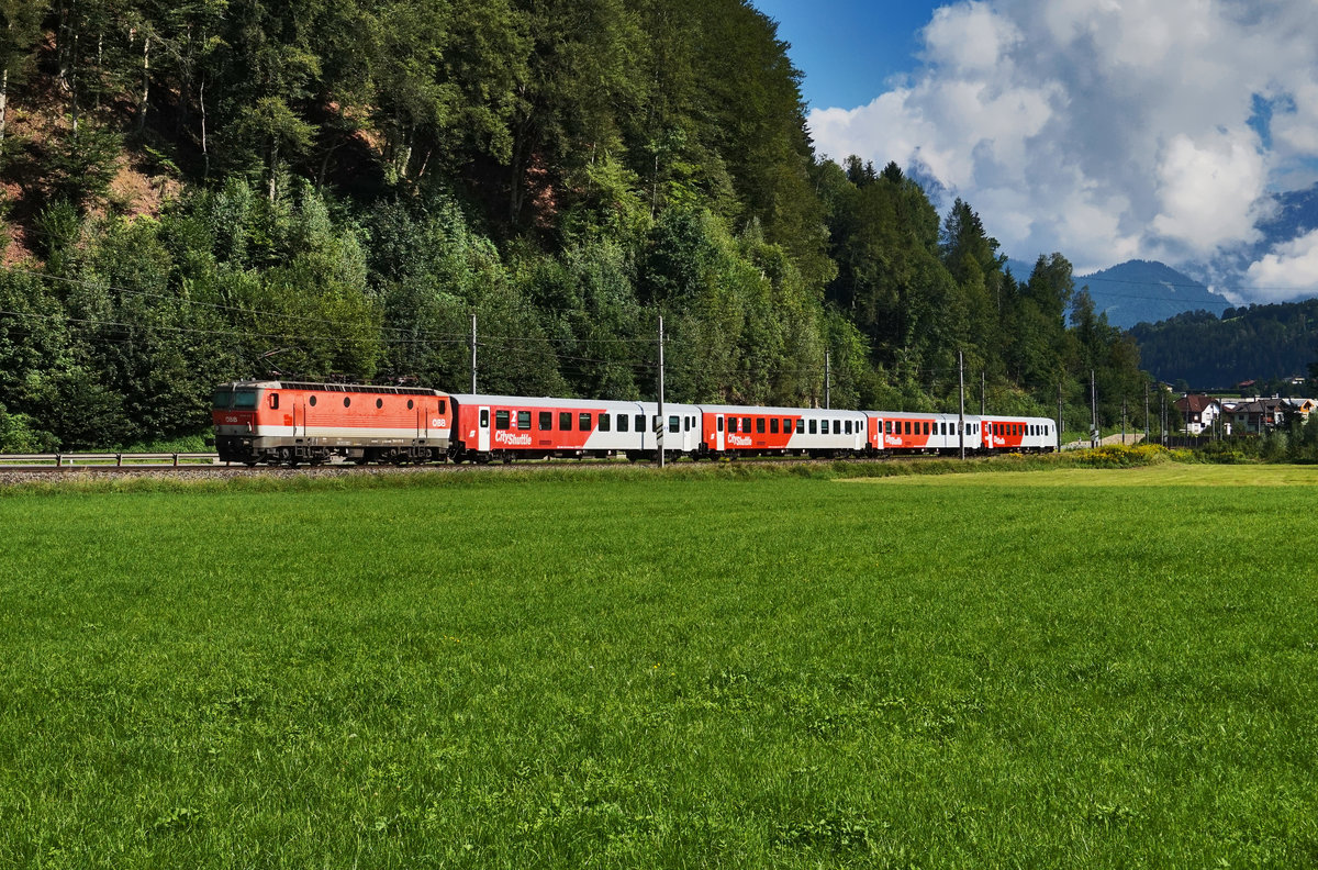 Nachschuss vom REX 1505 (Wörgl Hbf - Salzburg Hbf) mit 1144 012-2 am Zugschluss.
Aufgenommen am 7.8.2016 nahe Mitterberghütten.