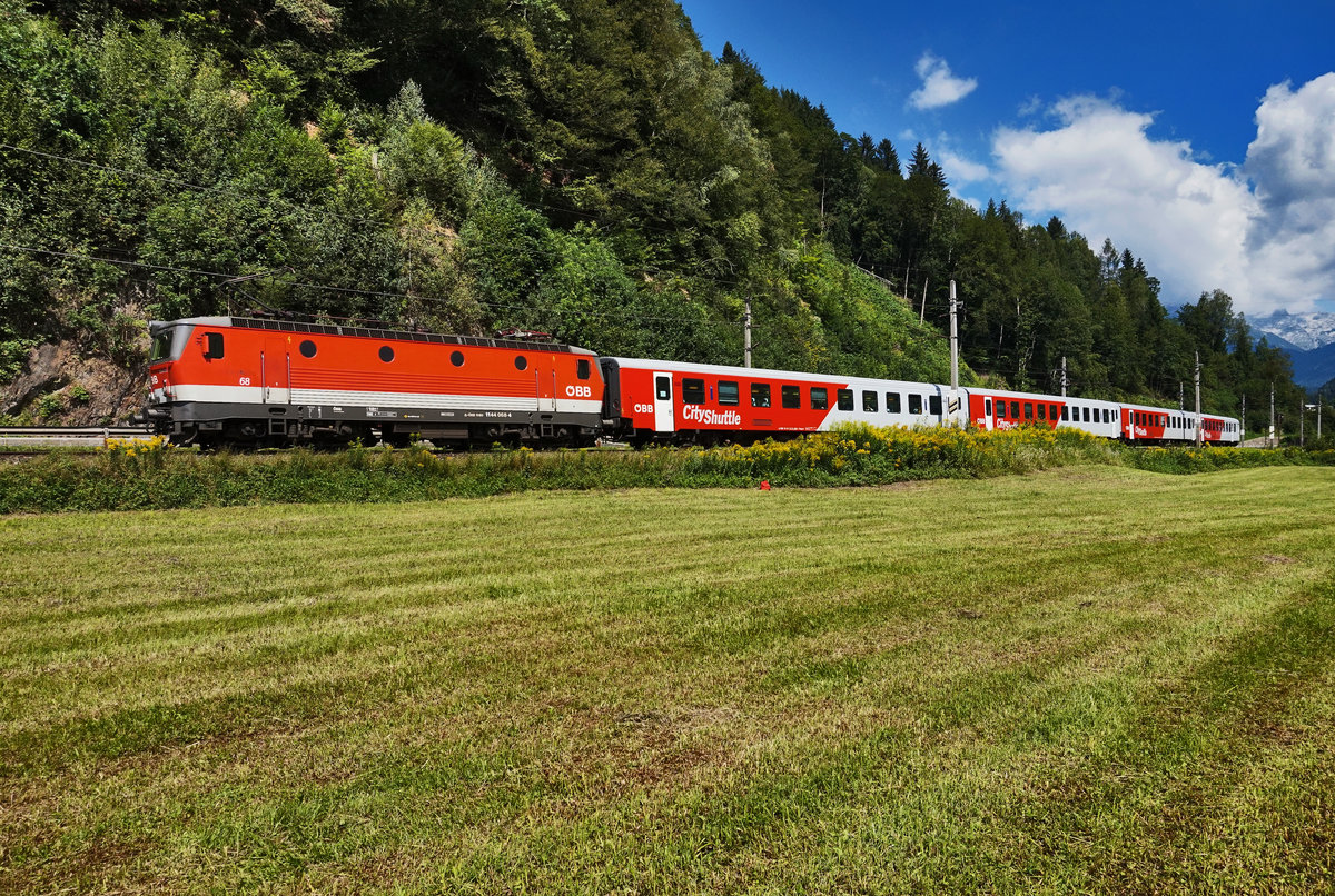 Nachschuss vom REX 1507 (Innsbruck Hbf - Saalfelden - Salzburg Hbf), mit 1144 068-4 am Zugschluss.
Aufgenommen am 7.8.2016, nahe Mitterberghütten.