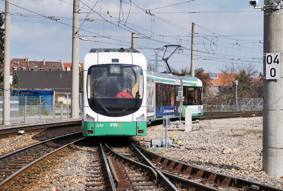 Nachschuss vom rnv-Tramwagen 2220 als Linie 4 (Bad Dürkheim Bahnhof - Heddesheim Bahnhof), bei der Ausfahrt aus dem Bahnhof Käfertal.
Aufgenommen am am 24.3.2016.