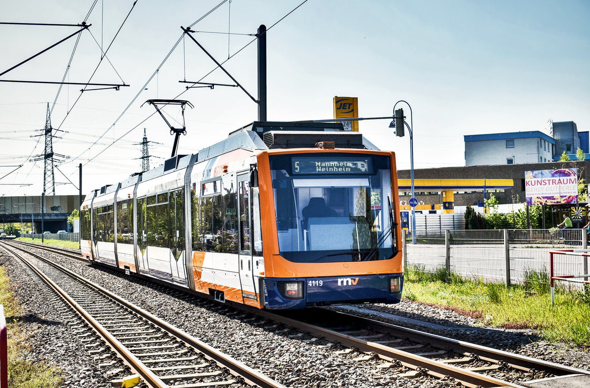 Nachschuss vom rnv-Tramwagen 4119, nahe der Haltestelle Viernheim, Tivoli (RNZ).
Unterwegs war die Garnitur als Linie 5 (Weinheim, Händelstraße - Mannheim - Heidelberg - Weinheim, Alter OEG-Bahnhof).
Aufgenommen am 20.4.2019.