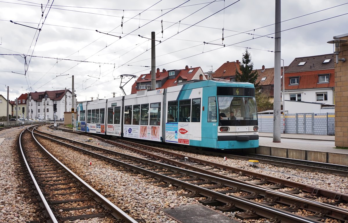 Nachschuss vom rnv-Tramwagen 5643 als Linie 4 (Heddesheim Bahnhof - Oggersheim Endstelle), bei der Ausfahrt aus dem Bahnhof Käfertal. Aufgenommen am 28.3.2016.