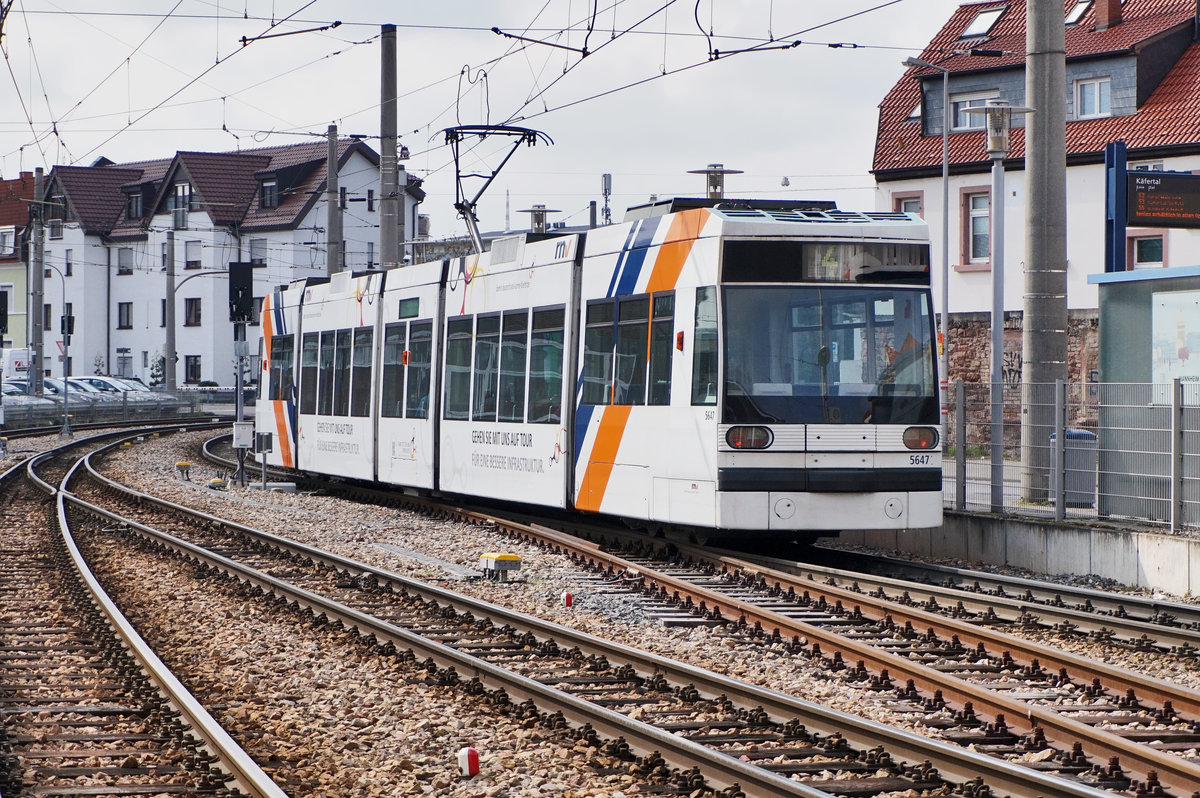 Nachschuss vom rnv-Tramwagen 5647 als Linie 4 (Käfertal Bahnhof - Oggersheim Endstelle), am 24.3.2016 bei der Ausfahrt aus dem Bahnhof Käfertal.
