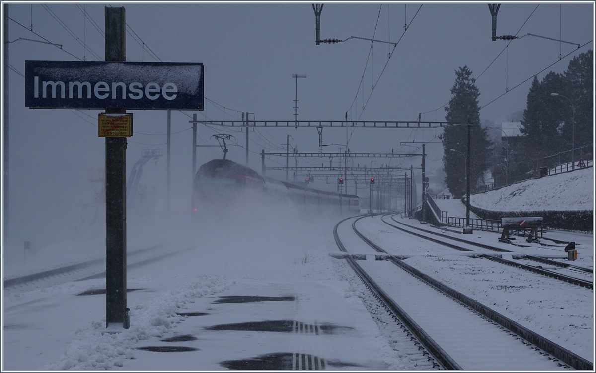 Nachschuss: das rote Schlusslicht verrät in meist, den Nachschuss, sonst würde der Betrachtes es wohl kaum sehen, es sei den es sei Winter und es hab frischen Pulverschnee...
Der IR 2323 auf der Fahrt nach Erstfeld bei der Durchfahrt in Immensee.
5. Jan. 2017 