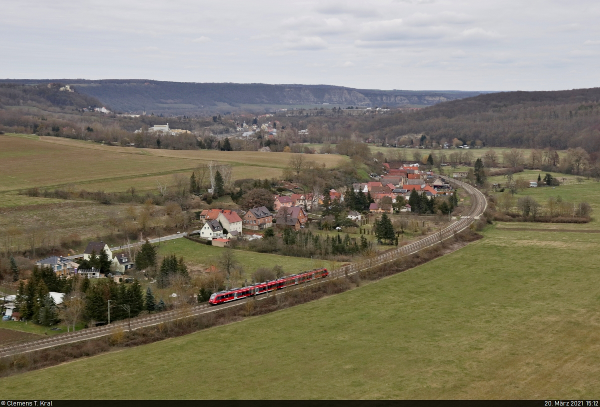 Nachschuss von der Rudelsburg auf einen 442 (Bombardier Talent 2) in Saaleck.

🧰 Franken-Thüringen-Express (FTX | DB Regio Bayern)
🚝 RE 4988 (RE42) Nürnberg Hbf–Leipzig Hbf
🚩 Bahnstrecke Halle–Bebra (KBS 580)
🕓 20.3.2021 | 15:12 Uhr