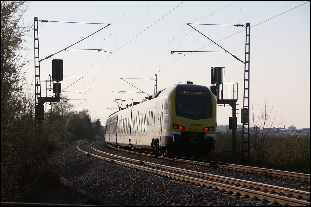 Nachschuss im Streiflicht -

Fünfteiliger Flirt 3-Triebzug bei Weinstadt-Endersbach an der Remsbahn.

06.04.2020 (M)