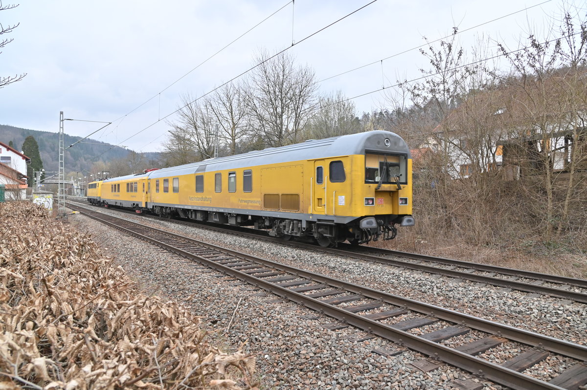 Nachschuß suf den von der 111 059-2 gezogenen Messzug der durch
Neckargerach gen Zwingenberg  fuhr. 23.3.2021