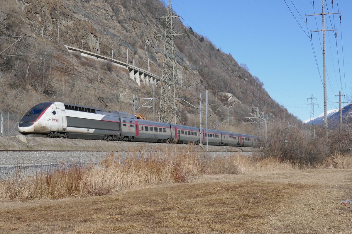 Nachschuss vom TGV des Neiges nach Brig, am 18.2.17 im Glisergrund.