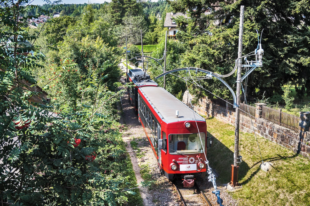 Nachschuss von TW 21 kurz hinter dem Bahnhof Collalbo/Klobenstein.
Unterwegs war die Garnitur als Linie 160 (Collalbo/Klobenstein - Soprabolzano/Oberbozen).
Aufgenommen am 25.8.2017.