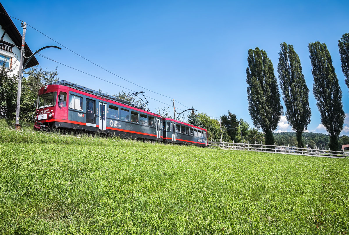 Nachschuss von TW 21 zwischen Soprabolzano/Oberbozen und Linzbach.
Unterwegs war die Garnitur als Linie 160 (Maria Assunta/Maria Himmelfahrt - Soprabolzano/Oberbozen - Collalbo/Klobenstein).
Aufgenommen am 25.8.2017.