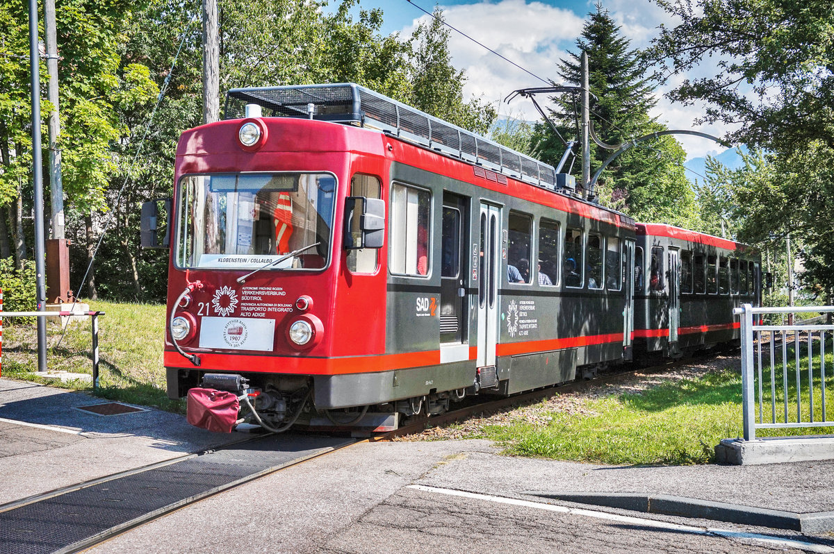 Nachschuss von TW 21 zwischen Weidacher und Collalbo/Klobenstein.
Unterwegs war die Garnitur als Linie 160 (Soprabolzano/Oberbozen - Collalbo/Klobenstein).
Aufgenommen am 25.8.2017.