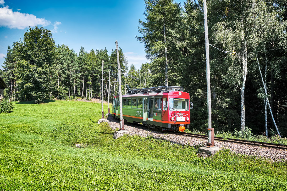 Nachschuss von TW 24 nahe dem Bahnhof Stella/Lichtenstern.
Unterwegs war die Garnitur als Linie 160 (Soprabolzano/Oberbozen - Collalbo/Klobenstein).
Aufgenommen am 25.8.2017.