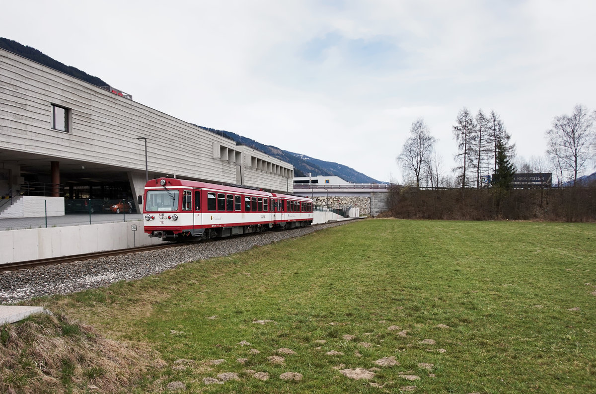 Nachschuss von VTs 13 und VTs 12 als R 3323 (Krimml - Zell am See).
Aufgenommen am 31.3.2016 nahe der Haltestelle Mittersill Essiger.
