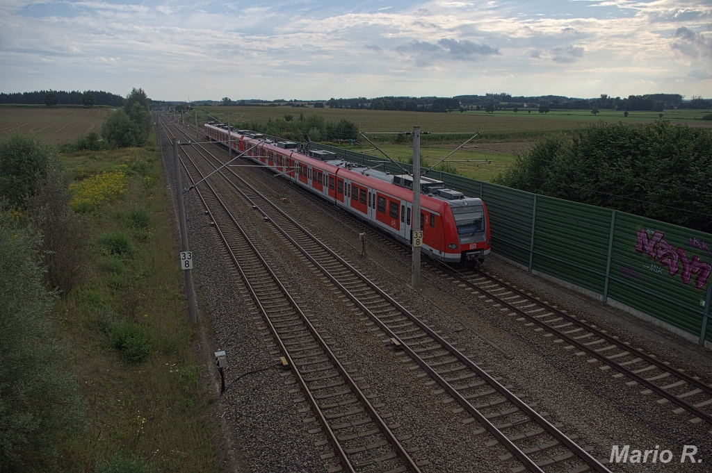 Nachschuss im Weitwinkel auf eine S2 nach Erding. Aufgenommen am 29. August in Asbach.