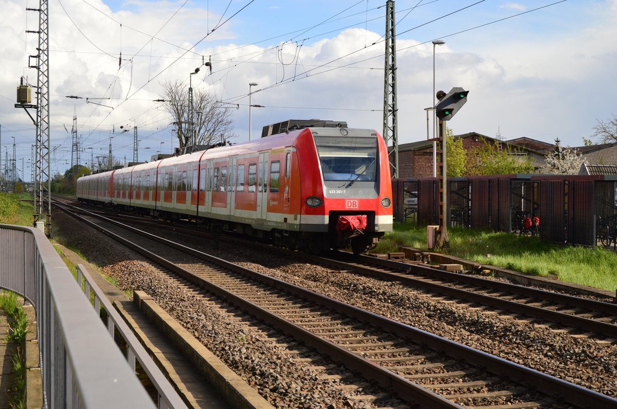 Nachschuß(423 261-7) auf einen S11 Zug nach Bergisch Gladbach der hier gerade Nievenheim verlässt. 24.4.2016