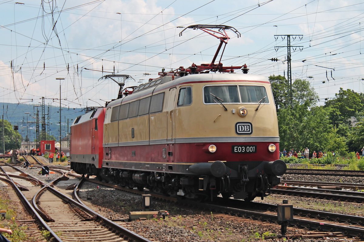 Nachscuss auf E03 001, als diese am Nachmittag des 22.06.2019 an der Fahrzeugparade des Sommerfestes vom DB Museum in Koblenz Lützel teilnahm. Aufgrund eines kleinen Defekts, konnte die E03 001 nicht selber fahren, weshalb sie von der 152 001-4 gezogen wurde.