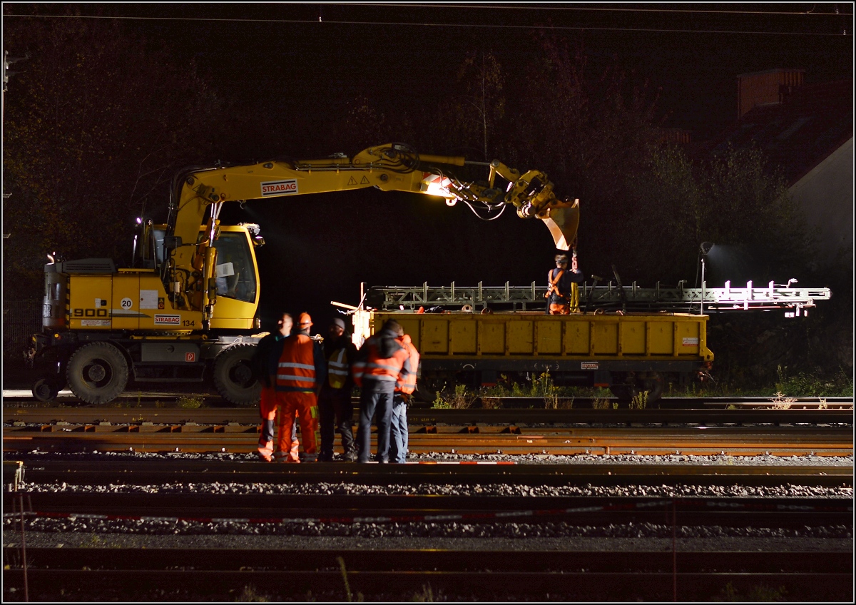 Nacht-und-Nebel-Aktion ohne Nebel in Friedberg.

Das Formsignal wird auf dem Wagen verstaut und weggebracht. Okotober 2015.