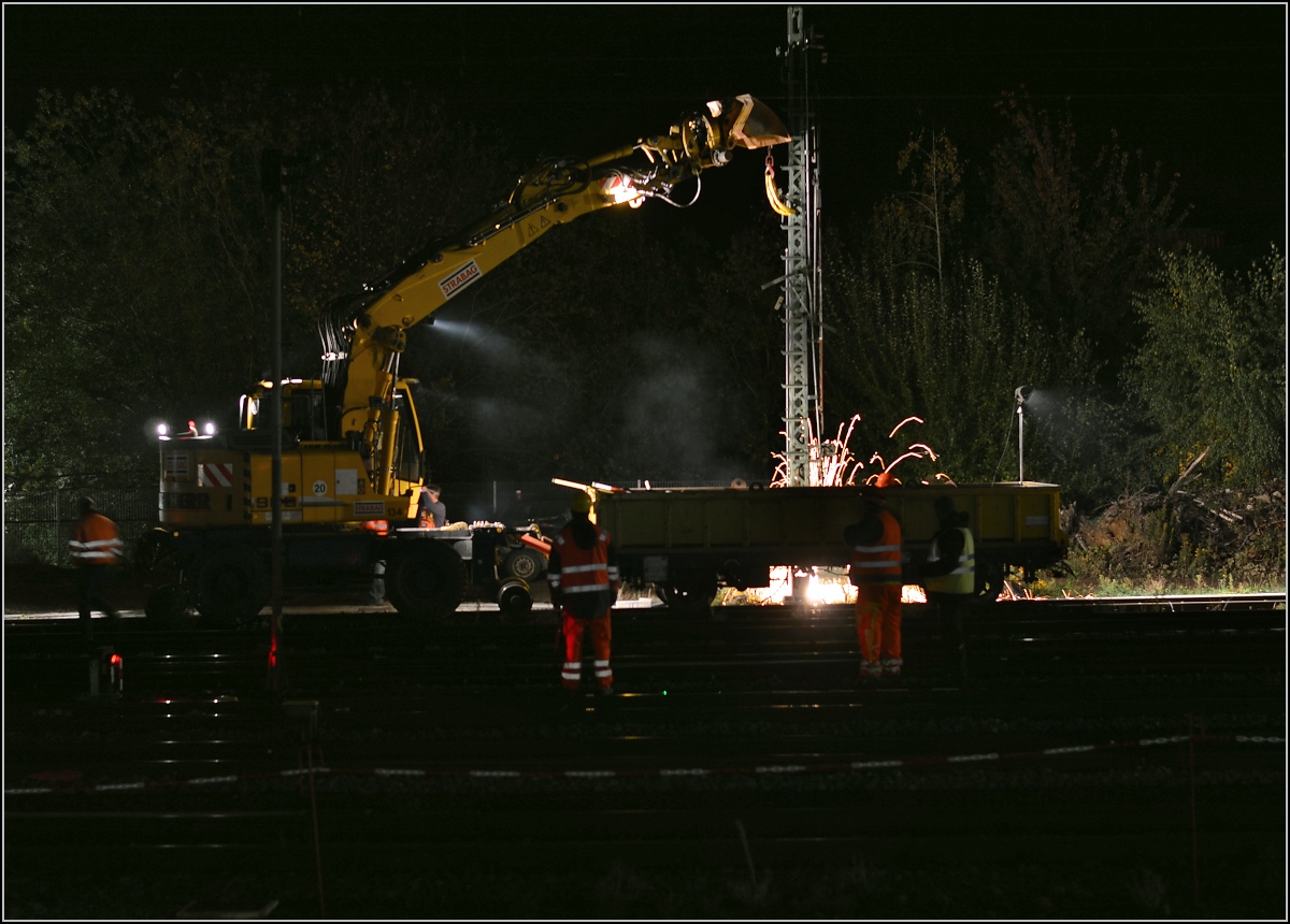 Nacht-und-Nebel-Aktion ohne Nebel in Friedberg.

Das Formsignal wird abgesägt. Okotober 2015.