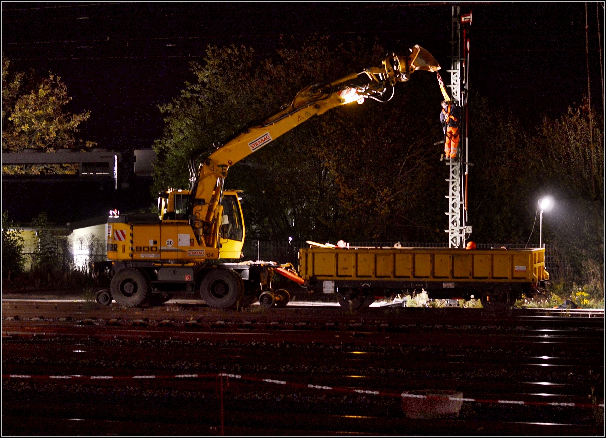 Nacht-und-Nebel-Aktion ohne Nebel in Friedberg.

Nun geht es an ein Formsignal, erst befestigen. Okotober 2015.