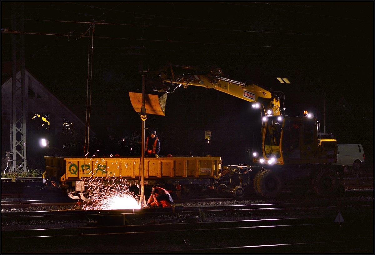 Nacht-und-Nebel-Aktion ohne Nebel in Friedberg.

Schlimmes kündigt sich an. Ein Schutzhaltsignal wird bearbeitet. Okotober 2015.