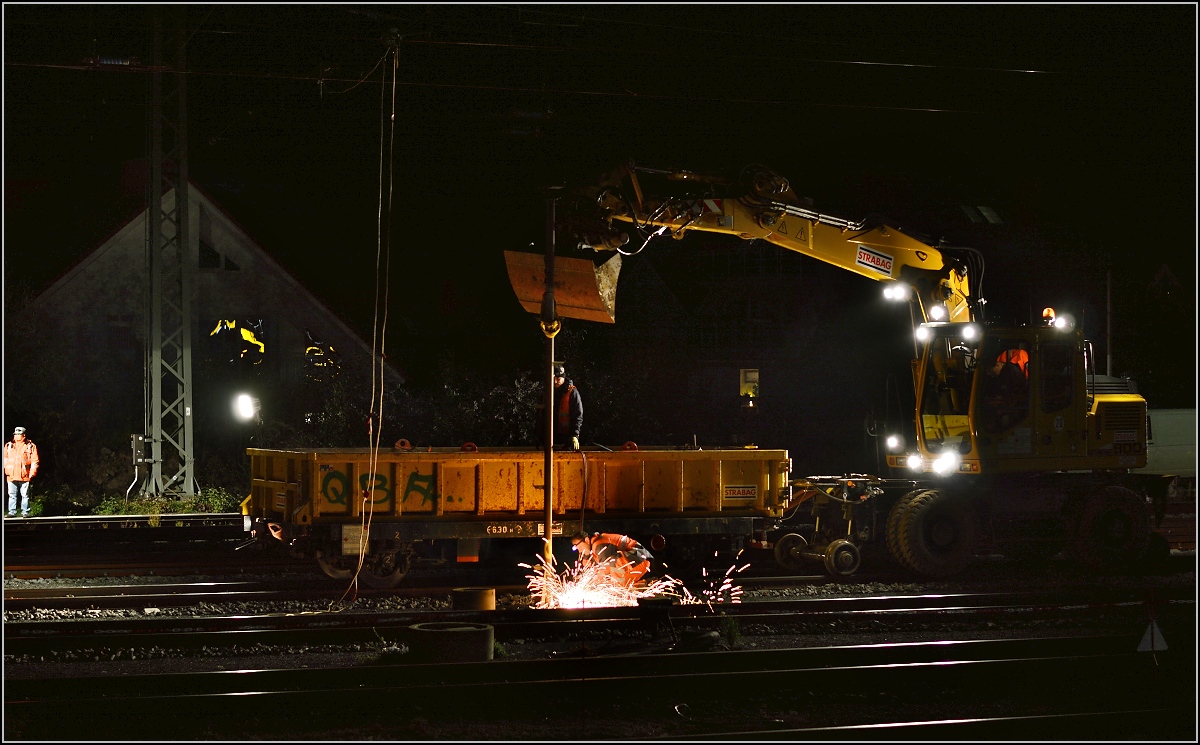 Nacht-und-Nebel-Aktion ohne Nebel in Friedberg.

Schlimmes kündigt sich an. Ein Schutzhaltsignal wird bearbeitet. Okotober 2015.