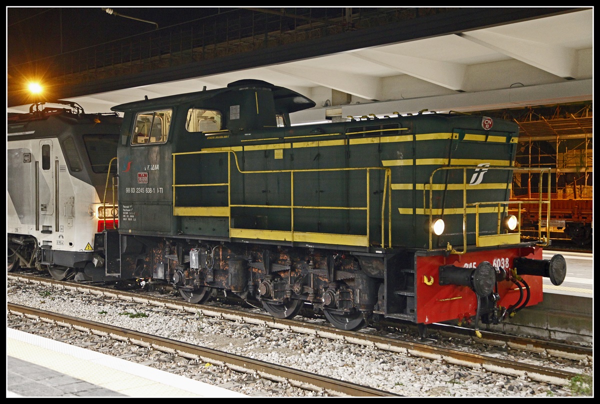 Nachtaufnahme der 245 638 in Triest am 12.02.2019.