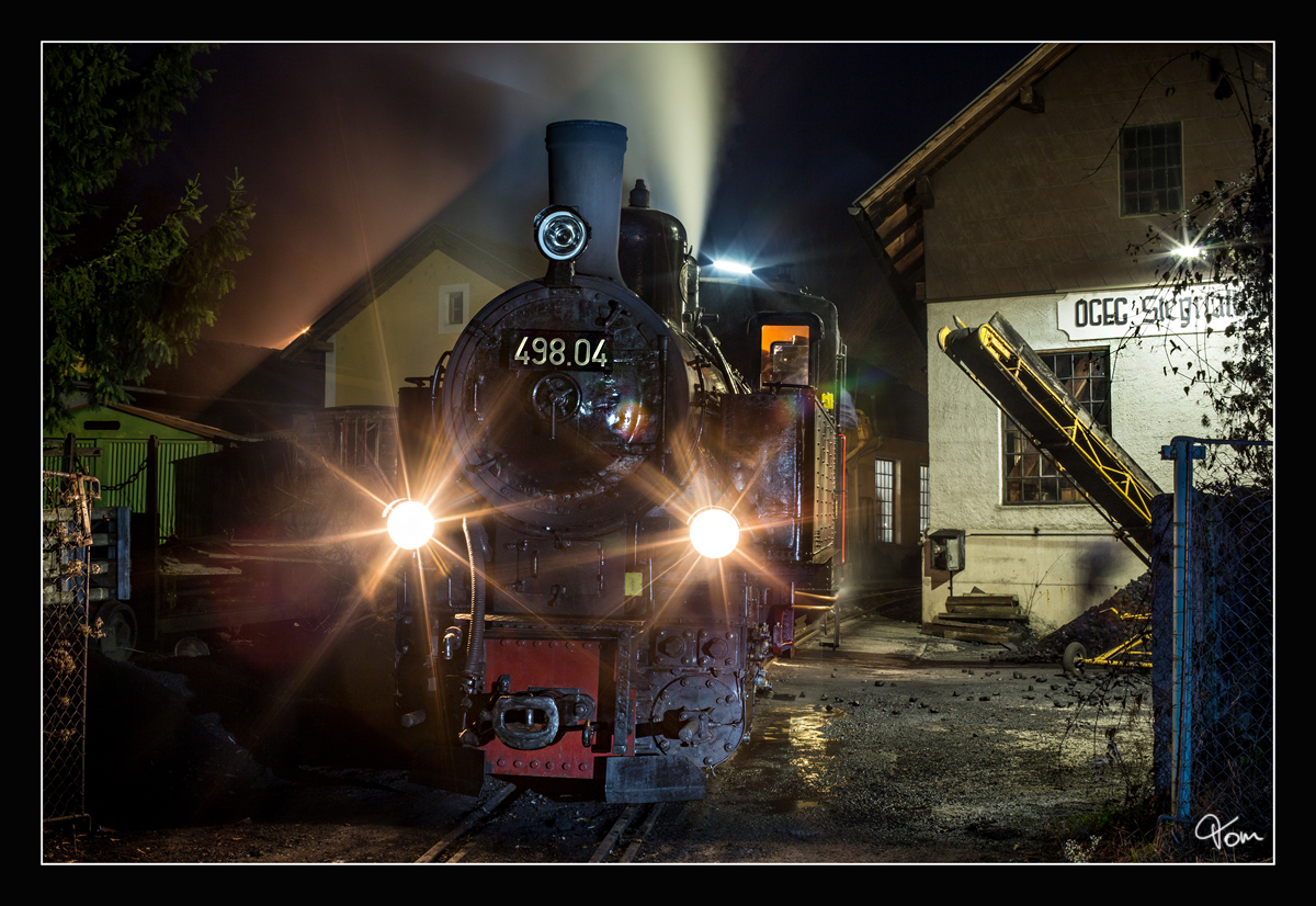 Nachtaufnahme der 498.04 beim Bekohlen im Bahnhof Grünburg.
8.12.2016