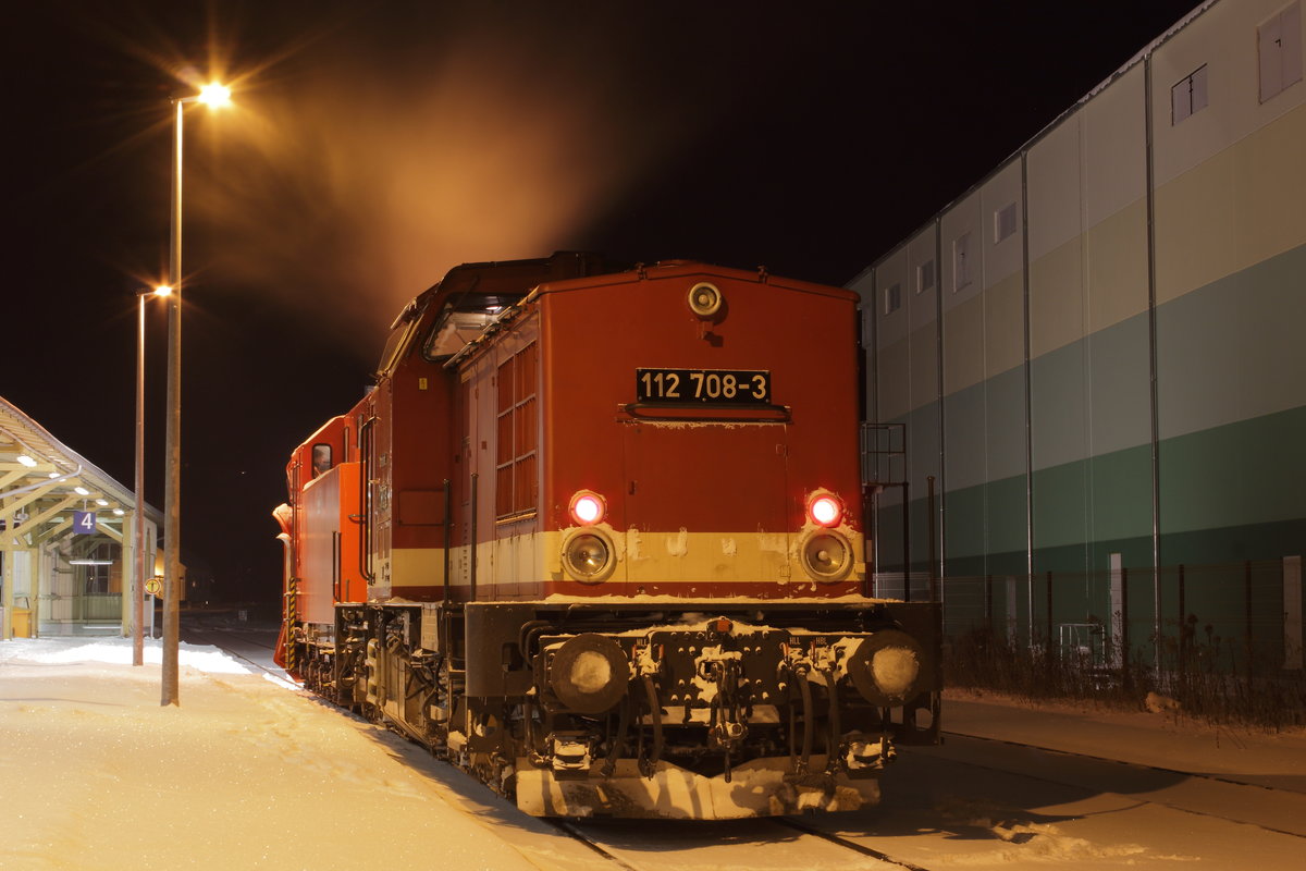 Nachtaufnahme in Adorf mit 112 708 der Muldental-Eisenbahnverkehrsgesellschaft mbH. Aufgenommen am 06.01.2017