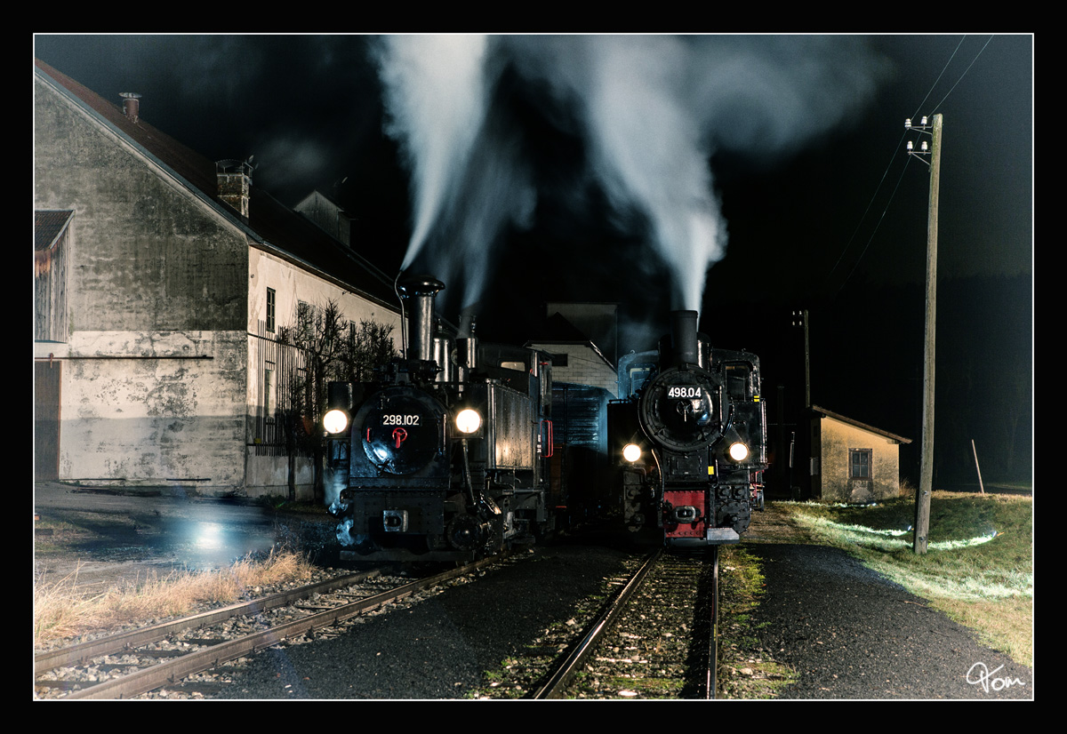 Nachtaufnahme der beiden Steyrtal Dampfloks, 498.04 und 298.102 in der Haltestelle Sommerhubermühle. 
04.01.2018