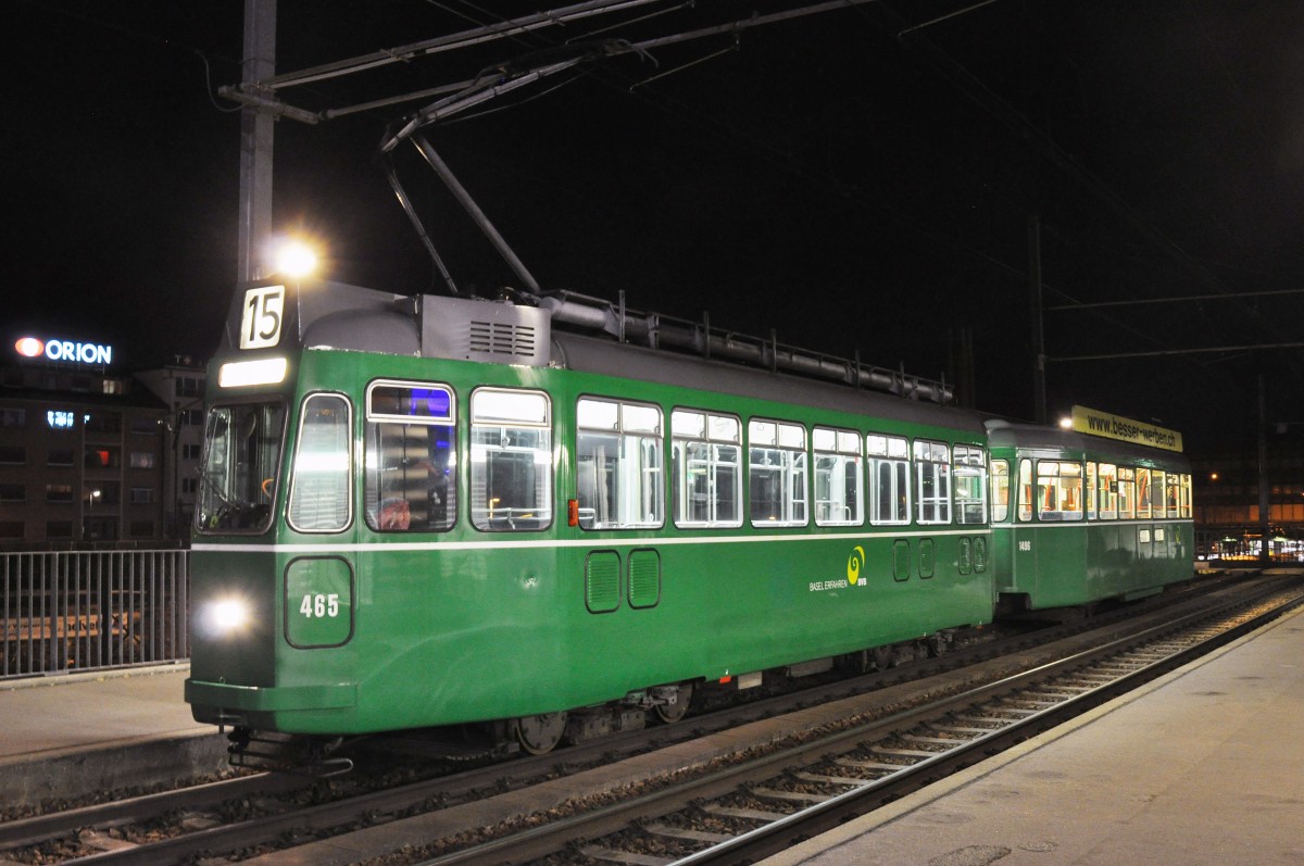 Nachtaufnahme des Be 4/4 465 und dem B 1496 S an der Haltestelle Peter Merian. Die Aufnahme stammt vom 23.02.2016.
