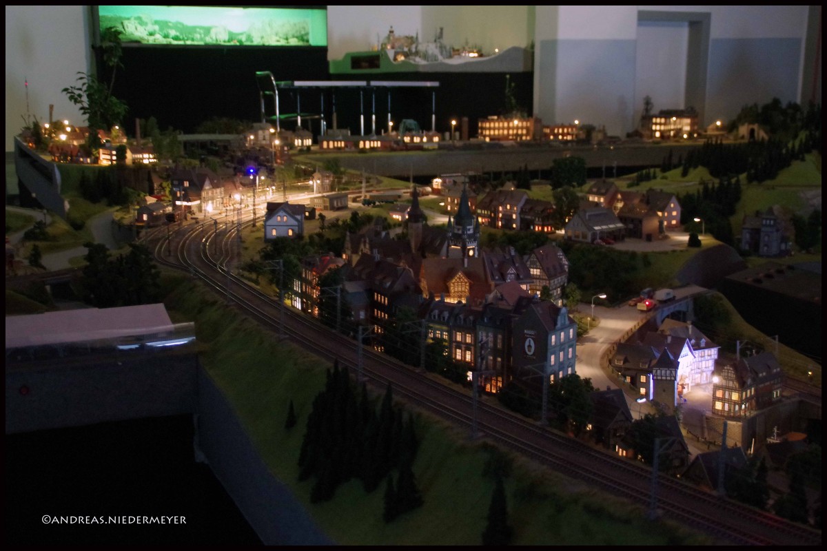  Nachtaufnahme  der Holle-Bahn in Hessisch-Lichtenau. Im Hintergrund sieht man die Empore noch mit Nebenanlagen. Dort soll demnächst eine USA-Anlage in H0 entstehen (Aufnahme vom 20.12.2015).