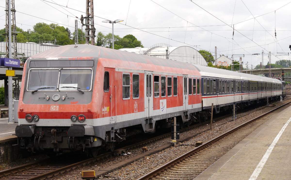 Nachtrag zur Aufnahme der 110 428 vom 19.5.: der Steuerwagen 50 80 80-34301-7 der Bauart Bnrdzf 483.2, in Wuppertal-Oberbarmen am 25.5.20. Zug- bzw. Schublok ist inzwischen allerdings wieder die 110 469.
