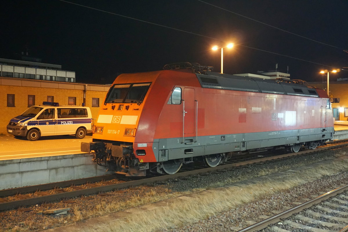 Nachtruhe in Hildesheim Hbf für 101 114, nachdem sie vorher den Nightjet 401 aus Hamburg hierher gebracht hat.  Den hat dann 101 112 mit ihrem NJ 471 aus Berlin übernommen.